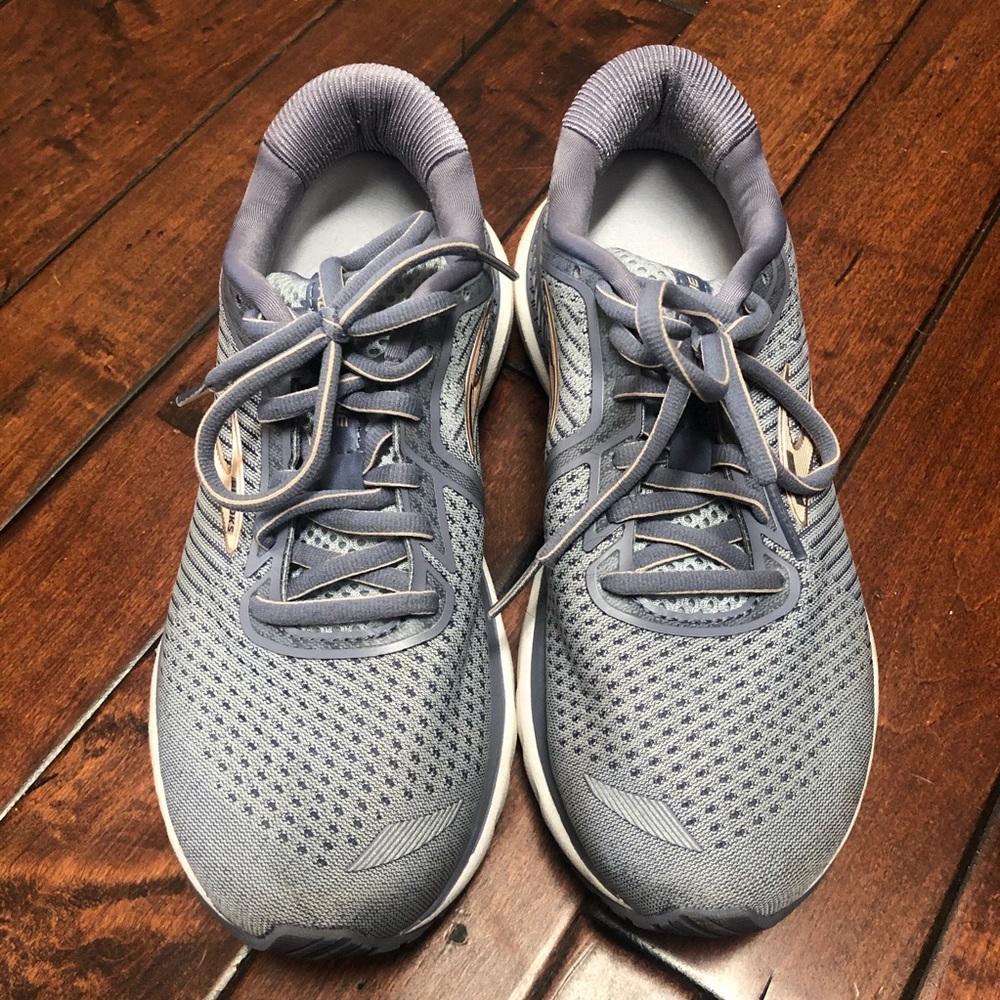 Women’s size 7 Adrenaline Brooks